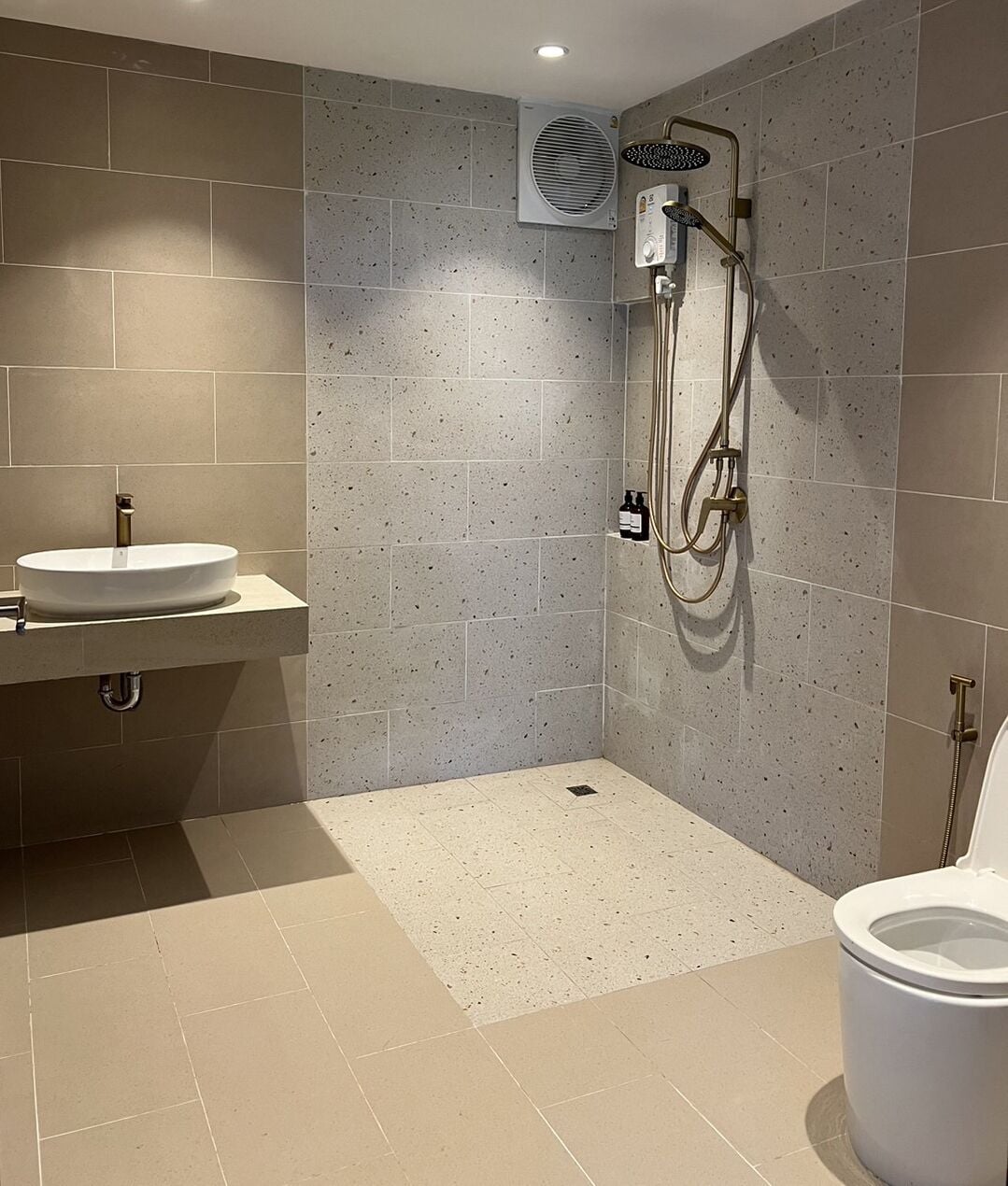 room type t  | bathroom | shower, free toiletries, hair dryer, towels