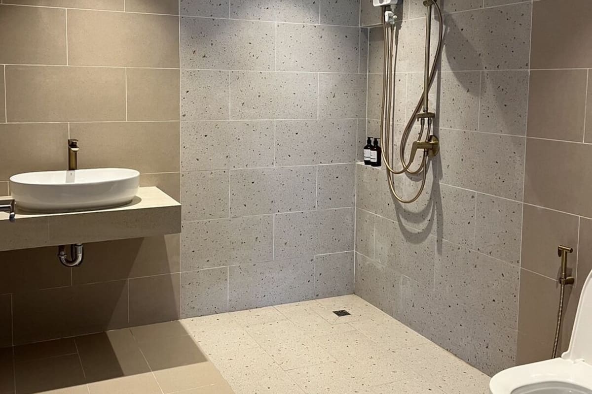 room type t  | bathroom | shower, free toiletries, hair dryer, towels