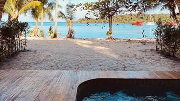 Beach Front Villa (No Pet Allowed) | 1 camera, una cassaforte in camera, letti aggiuntivi (a pagamento)