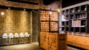 Un intérieur moderne avec un mur en briques, des poutres en bois et un coin bar.