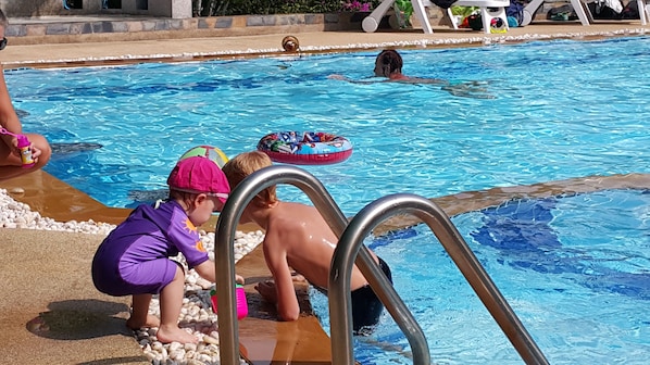 Una piscina cubierta, una piscina al aire libre