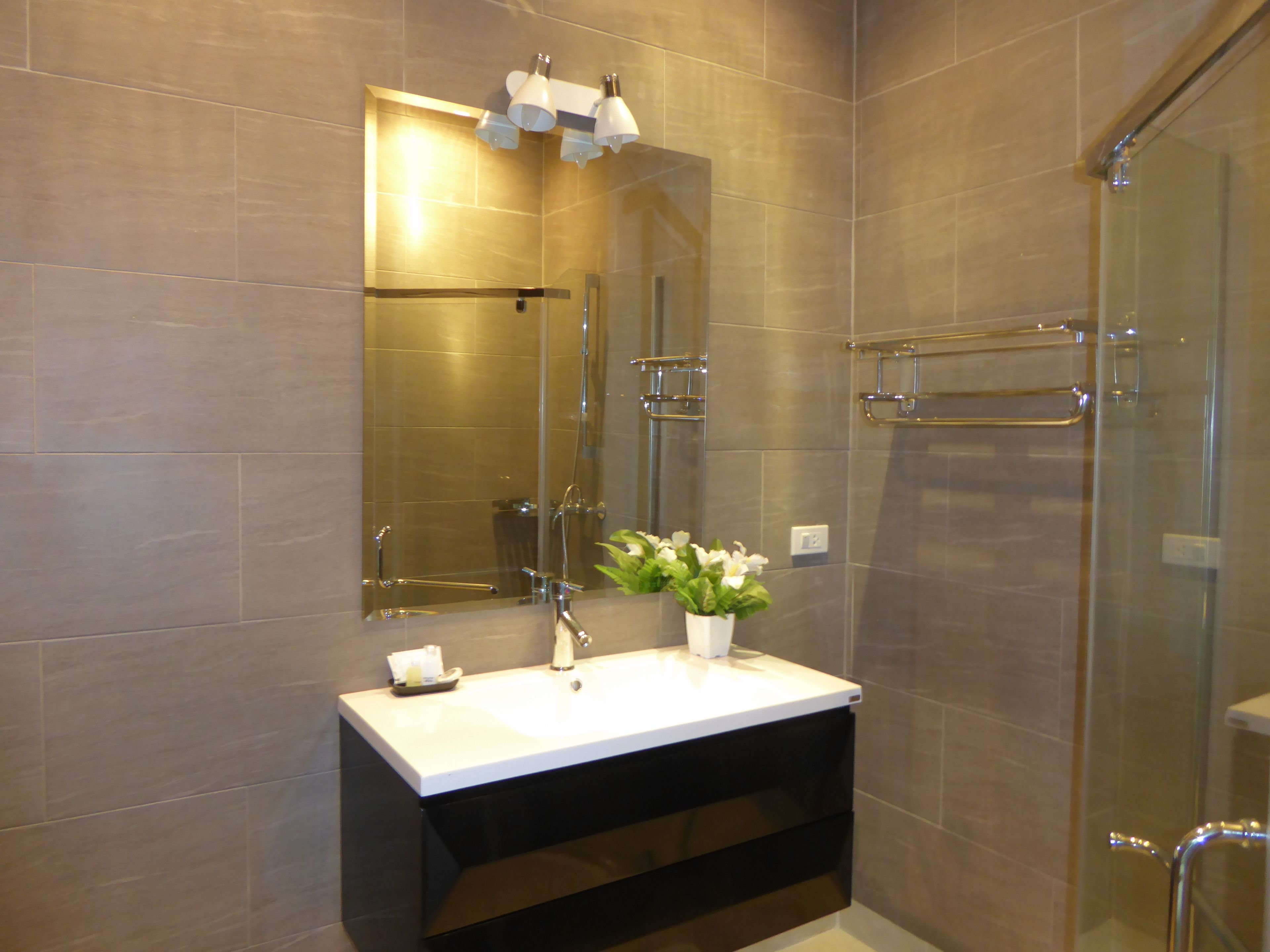 Oasis Garden 2 Bedrooms | Bathroom | Separate bathtub and shower, deep-soaking bathtub