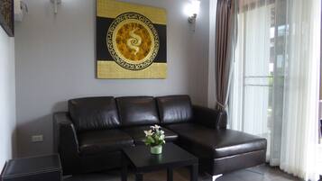 Flatskjerm-TV, DVD-spiller og bordtennis