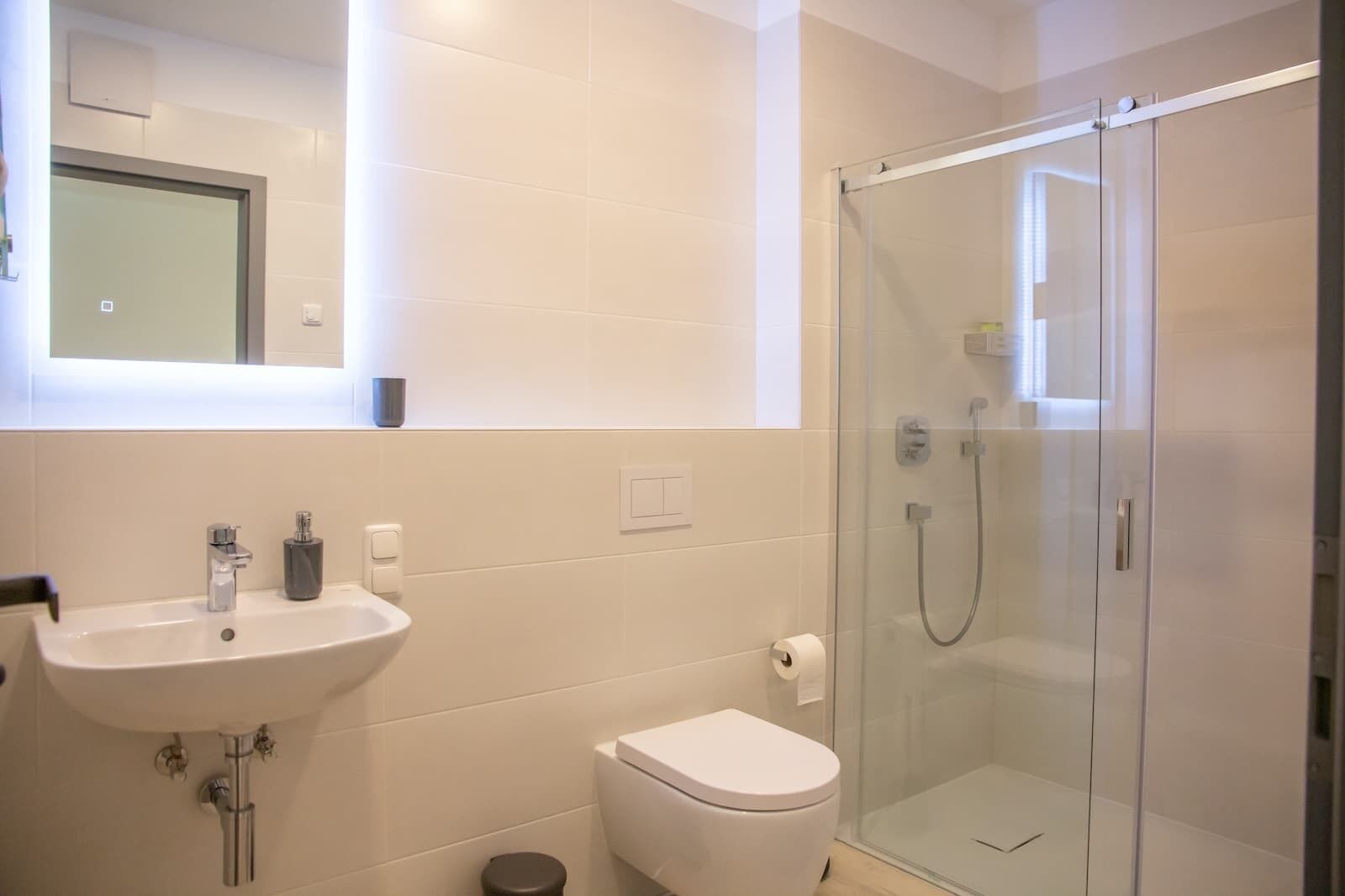 shower, rainfall showerhead, free toiletries, hair dryer