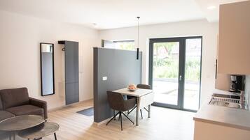 Comfort-Studiosuite | Wohnbereich | 40-Zoll-Flachbildfernseher mit Satellitenempfang, Fernseher