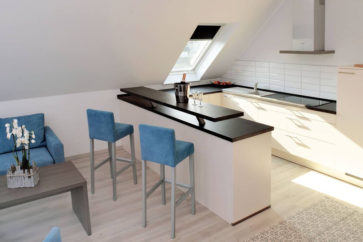 suite, balcony | premium bedding, individually decorated, individually furnished, desk