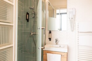 Shower, free toiletries, hair dryer, slippers - Hotel Terre Neuve (Paris)