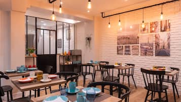 Desayuno buffet (EUR 15 por persona)