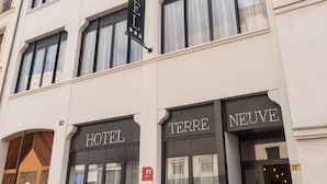 A hotel with a sign reading "HOTEL TERRE NEUVE" and a "H" indicating a handicap accessible entrance. - Hotel Terre Neuve (Paris)