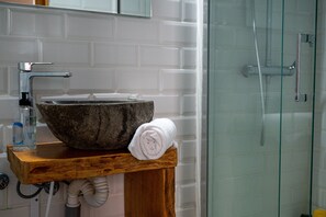 Basic Double Room, 1 Double Bed | Bathroom | Towels - Drago Hostel (Icod de los Vinos)