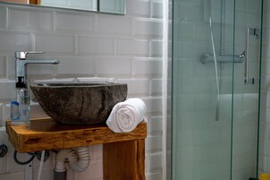 Habitación básica doble, 1 cama doble | Baño | Toallas