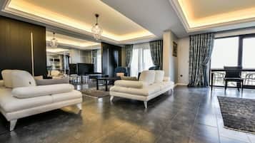 Suite Royal, 1 cama Queen size y sofá cama, hidromasaje | Sala de estar | Televisión LCD