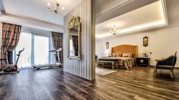 Suite Royal, 1 cama de matrimonio con sofá cama, bañera de hidromasaje | 1 dormitorio, sábanas de algodón egipcio, ropa de cama de alta calidad