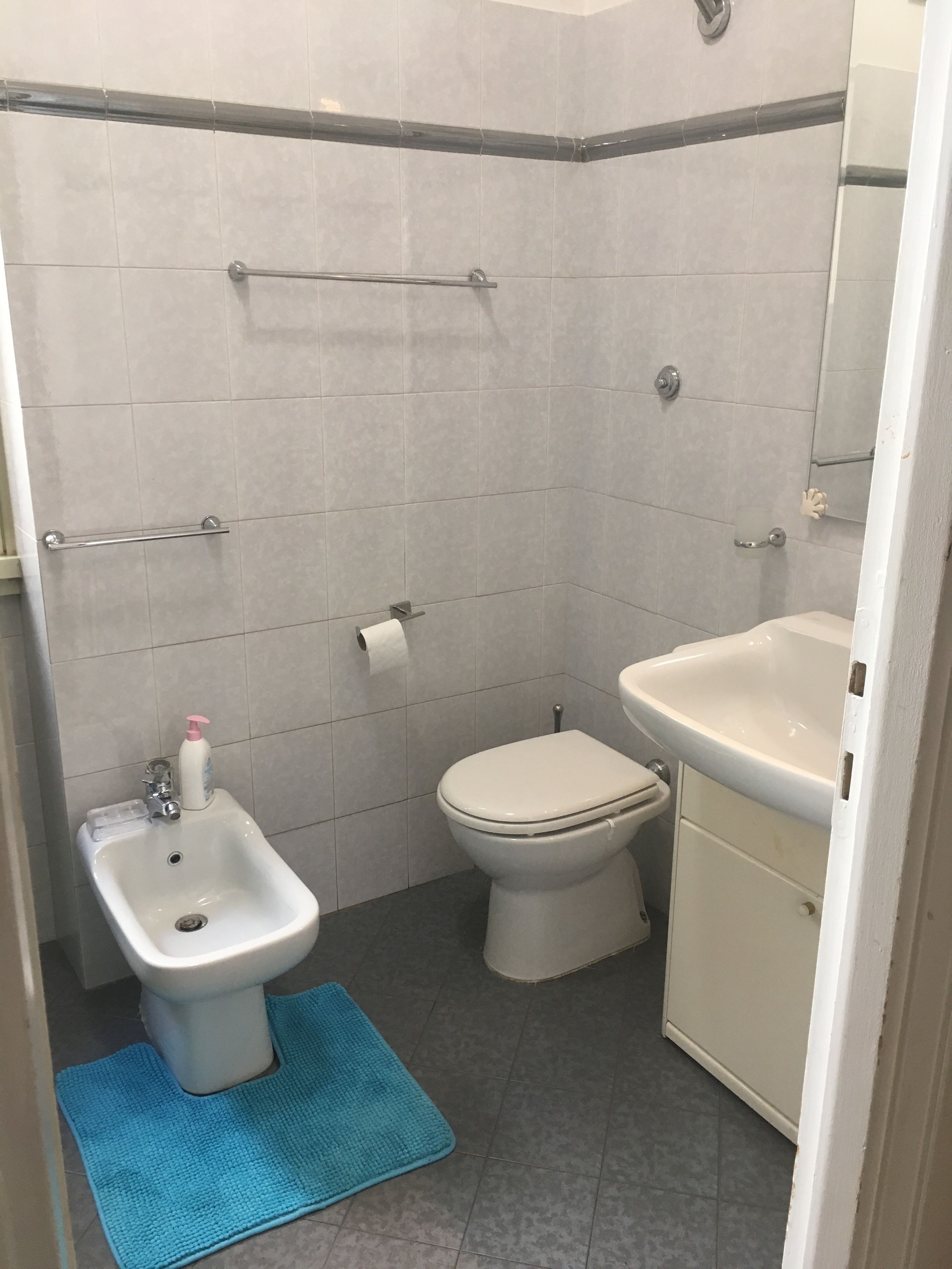 Une salle de bain équipée d’un bidet, de toilettes et d’un lavabo.