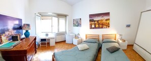 Hochwertige Bettwaren, Daunenbettdecken, Minibar, individuell dekoriert