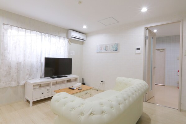 Luxury Apartment, 5 Bedrooms | Living room | Flat-screen TV