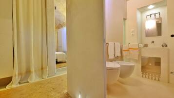 Familien-Suite, 2 Schlafzimmer, eigenes Bad | Badezimmer | Kostenlose Toilettenartikel, Haartrockner, Bidet, Handtücher