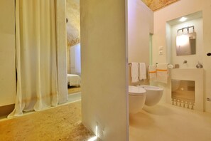 Suite familiare, 2 camere da letto, bagno privato | Bagno | Set di cortesia gratuito, asciugacapelli, bidet, asciugamani