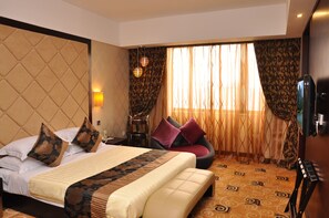 Suite Deluxe | Caja de seguridad en la habitación, cortinas blackout y wifi gratis