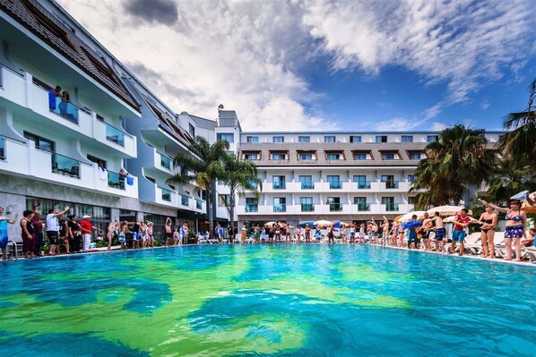 Piscine couverte, piscine extérieure, parasols de plage, chaises longues