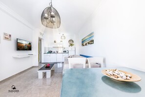 Luxe suite, 1 slaapkamer, bubbelbad, uitzicht op meer | 1 slaapkamer, luxe beddengoed, gratis babybedden, gratis extra bedden