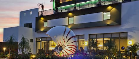 Vista frontal de la propiedad por la tarde o noche