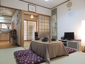 Traditional Japanese House | In-room dining - Studio Namiya (Osaka)