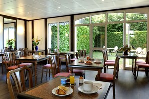Daily continental breakfast (EUR 10.00 per person) - Logis Hôtel du Labrador (Saint-Benoit-sur-Loire)
