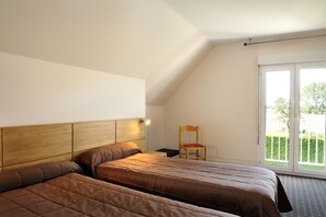 Standard Triple Room | Free WiFi - Logis Hôtel du Labrador (Saint-Benoit-sur-Loire)