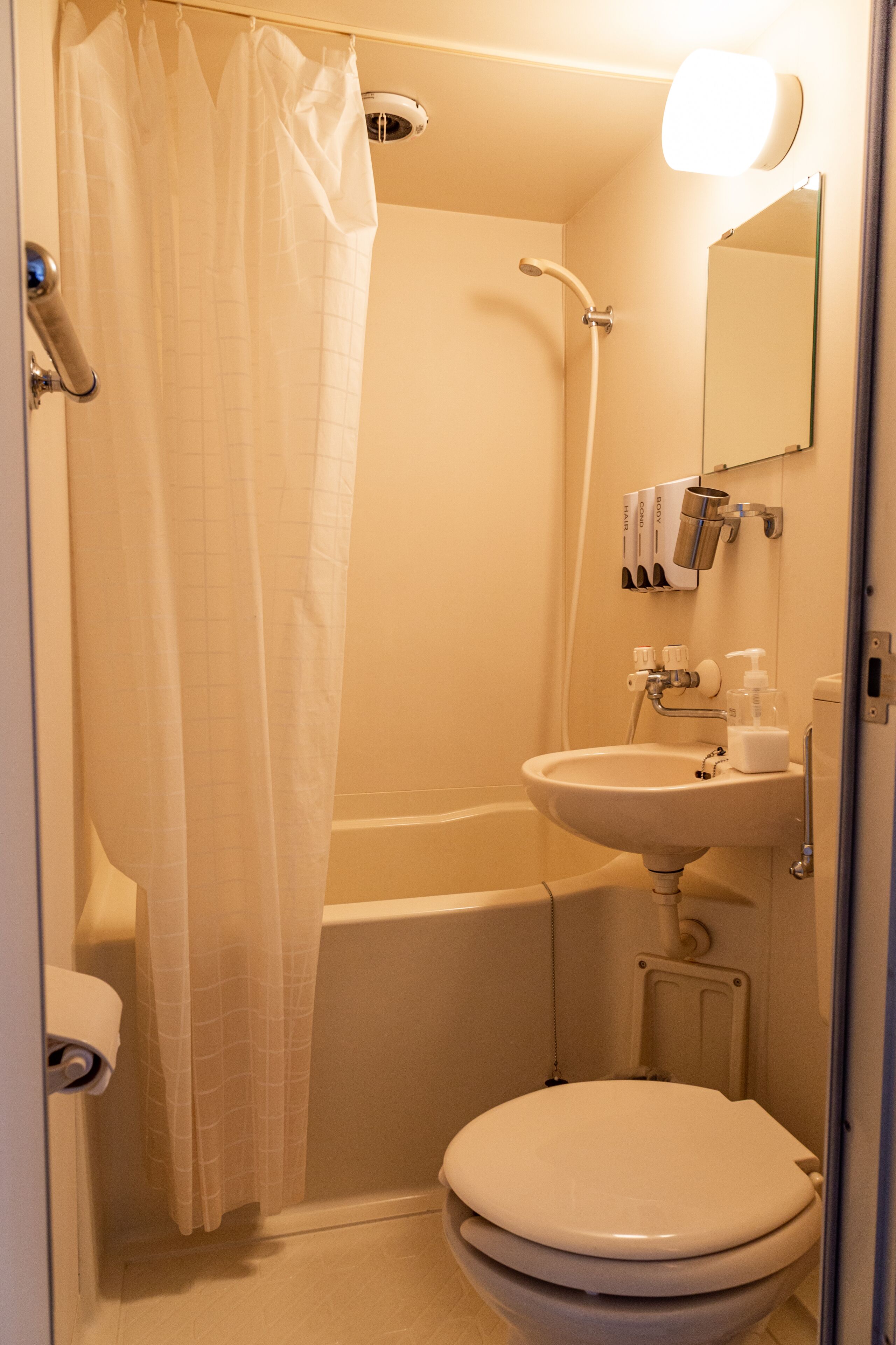 king with ensuite | bathroom | shower, free toiletries, towels