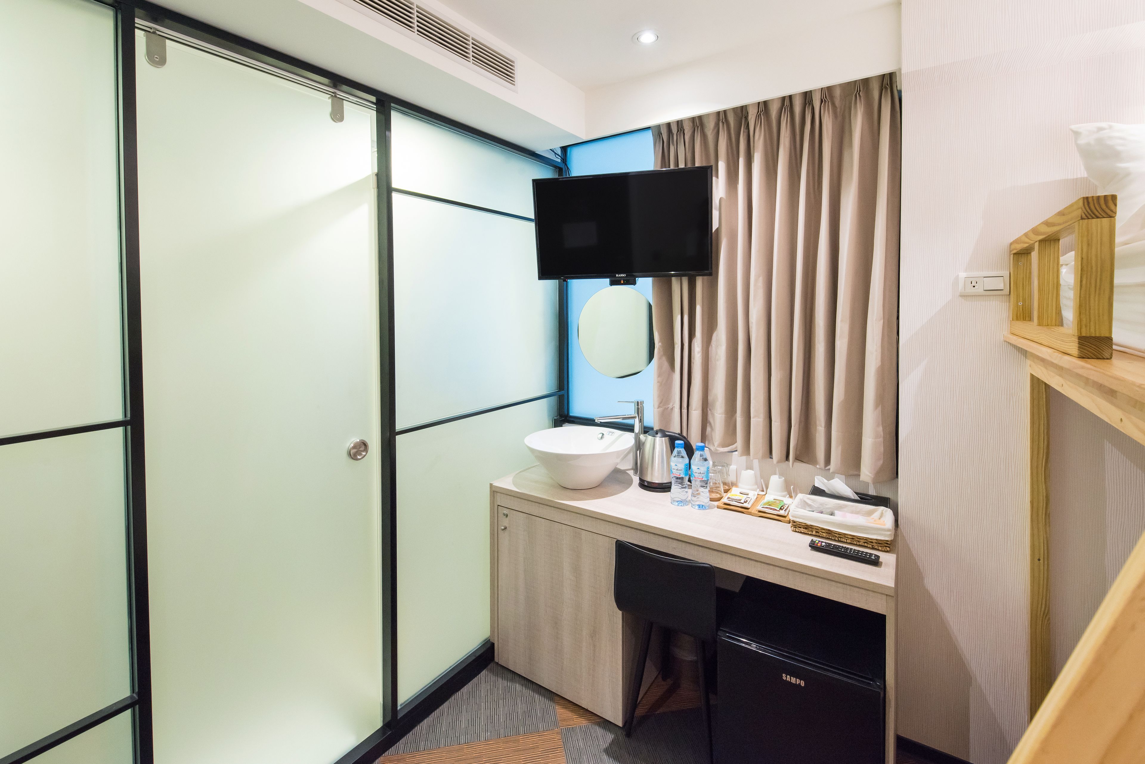economy twin room | bathroom | shower, free toiletries, slippers, towels