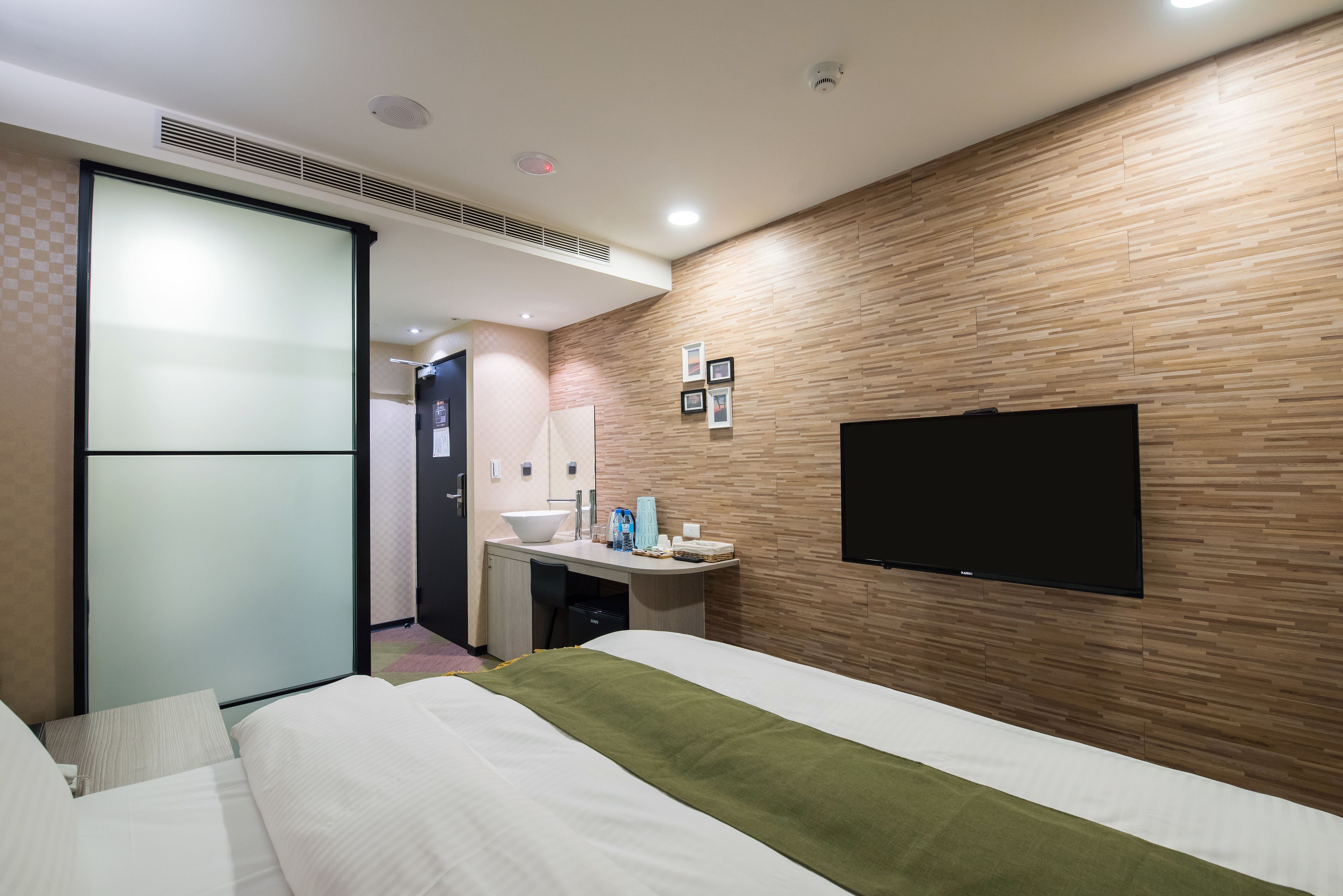 design double room | bathroom amenities | shower, free toiletries, slippers, towels