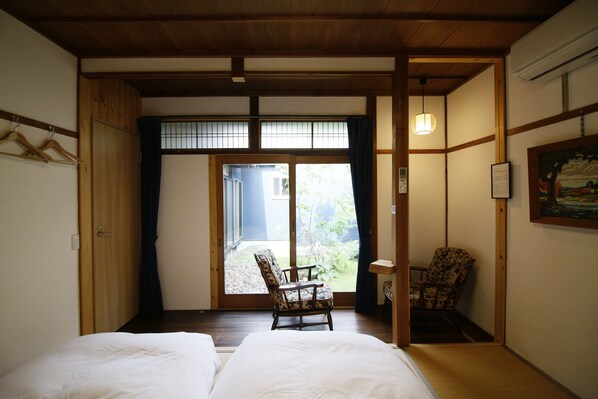 Standard-Zweibettzimmer, Gartenblick (Shared Bathroom) | Daunenbettdecken, kostenloses WLAN, Bettwäsche