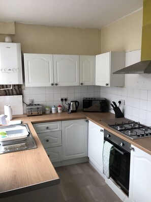Casa estándar, 3 habitaciones | Cocina privada | Refrigerador, microondas, horno y parrilla de estufa 