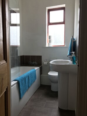 Casa estándar, 3 habitaciones | Baño | Tina con regadera, amenidades de baño gratuitas, secadora de cabello 