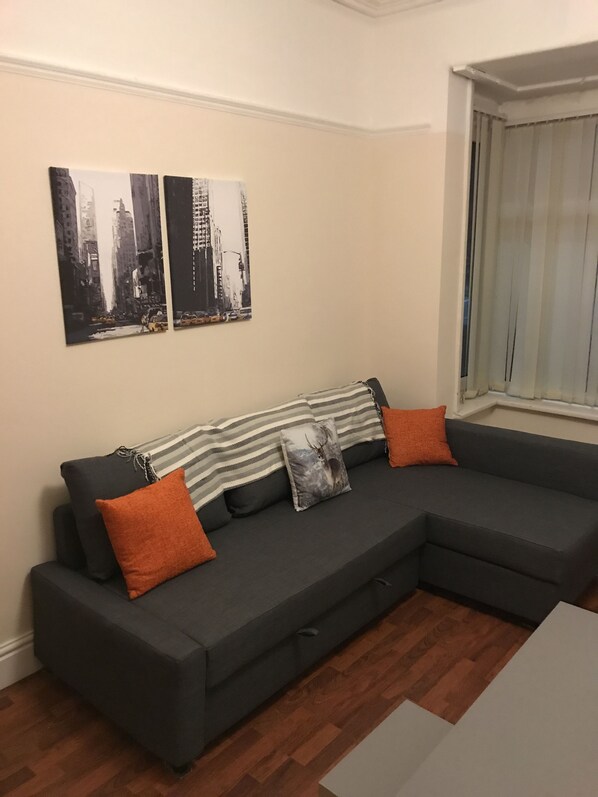 Casa estándar, 3 habitaciones | Sala de estar | Televisión de pantalla plana 