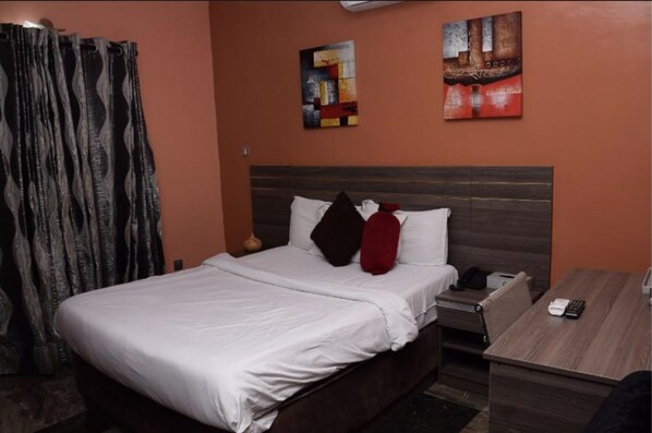 In-room safe, desk, laptop workspace, free WiFi