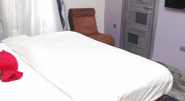 Habitació doble clàssica | Caixa forta a l'habitació i escriptori 