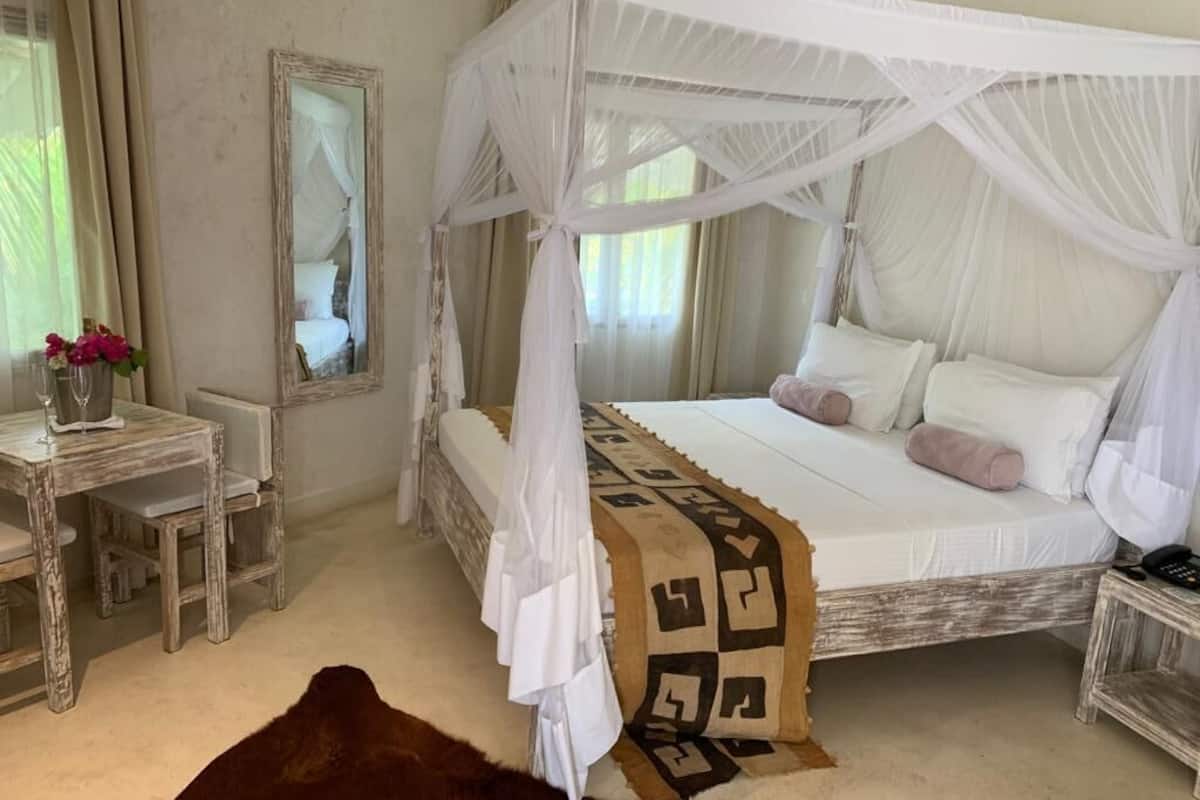 executive suite, bathtub | free minibar, in-room safe, individually decorated, desk