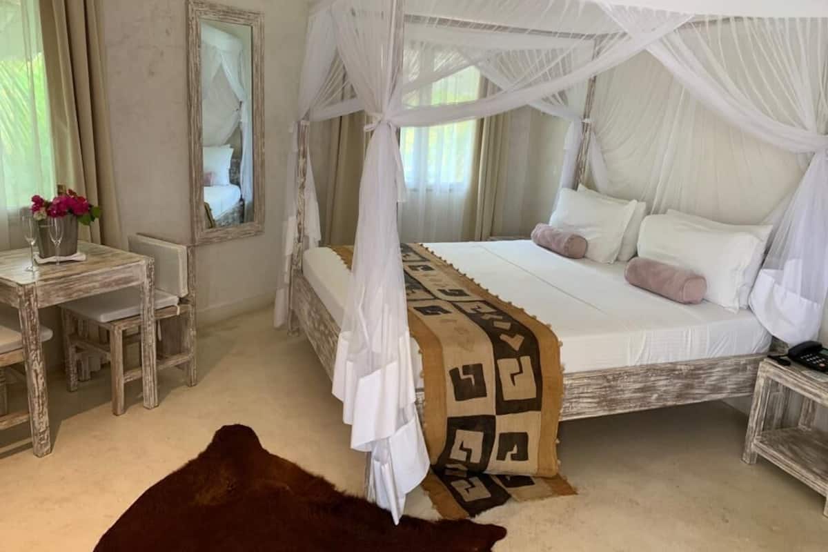 Executive Suite, Bathtub | Free minibar, in-room safe, individually decorated, desk