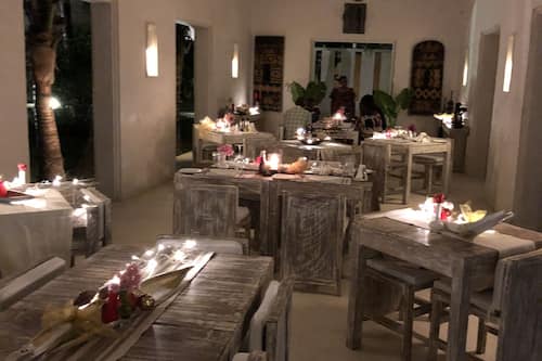 Aperto a colazione, pranzo e cena, cucina internazionale