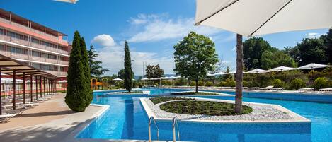 Indoor pool, 3 outdoor pools, pool umbrellas, pool loungers