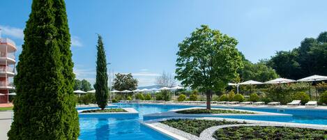 Kolam renang tertutup, 3 kolam renang terbuka, payung kolam