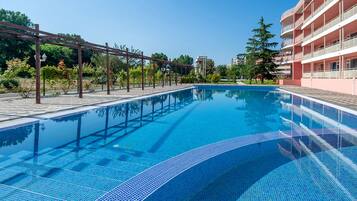 Indoor pool, 3 outdoor pools, pool umbrellas, sun loungers