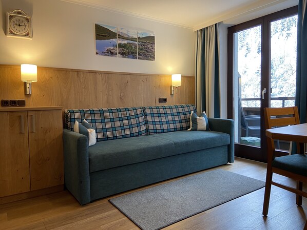 Apartment, 2 Schlafzimmer, Balkon, Bergblick | Wohnbereich