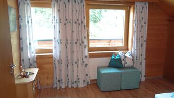 Căn hộ, 2 phòng ngủ, ban công, quang cảnh núi | Khu phòng khách | TV màn hình phẳng