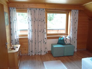 Departamento, 2 habitaciones, balcón, vista a la montaña | Área de sala de estar | Televisión de pantalla plana 