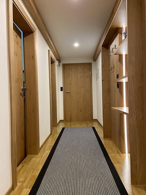 Apartment, 2 Schlafzimmer, Balkon, Bergblick | Wohnbereich | Flachbildfernseher