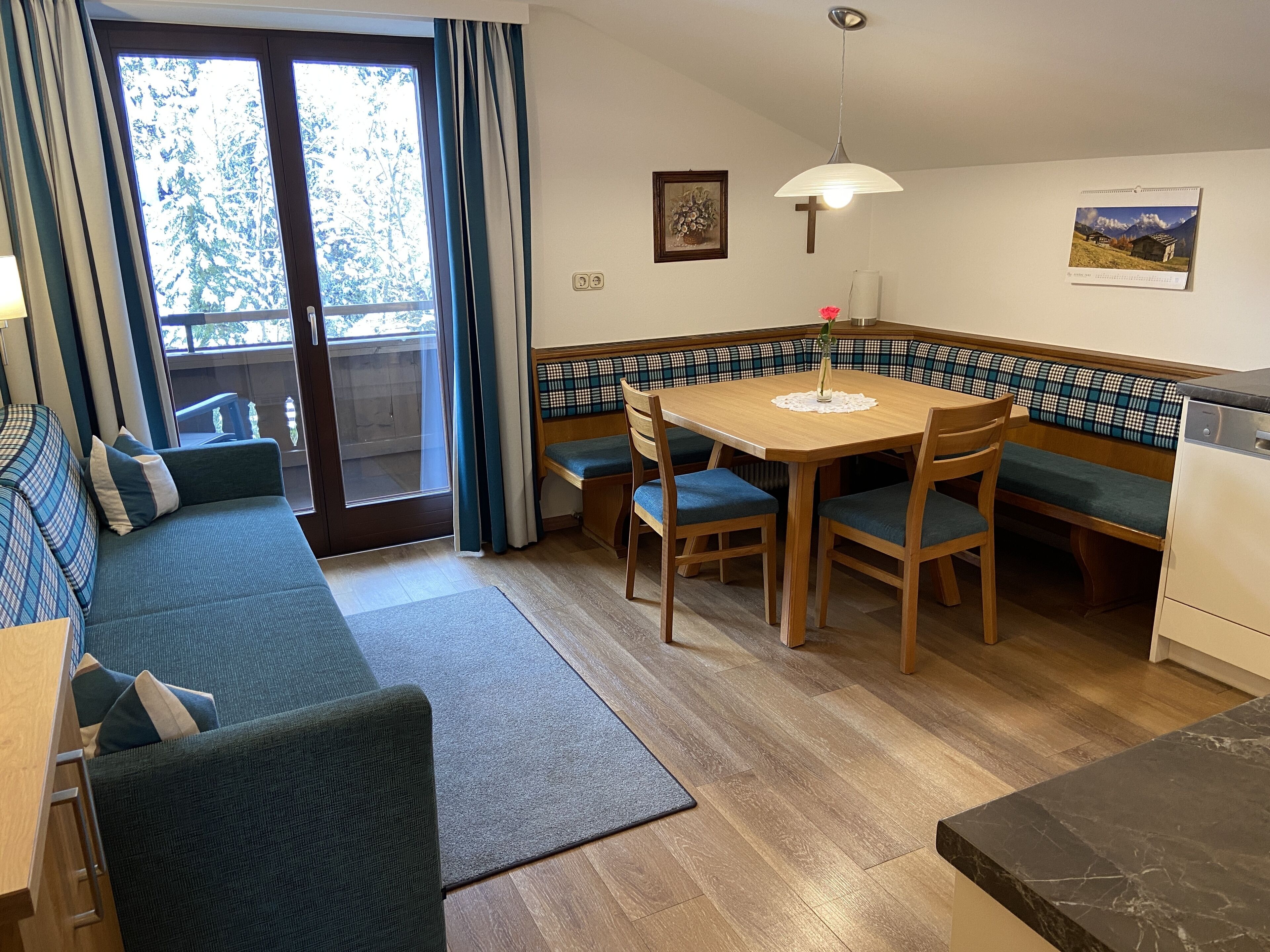 Apartamento, 2 quartos, sacada, vista para a montanha | Cozinha privada | Cafeteira/chaleira, geladeira, micro-ondas, fogão