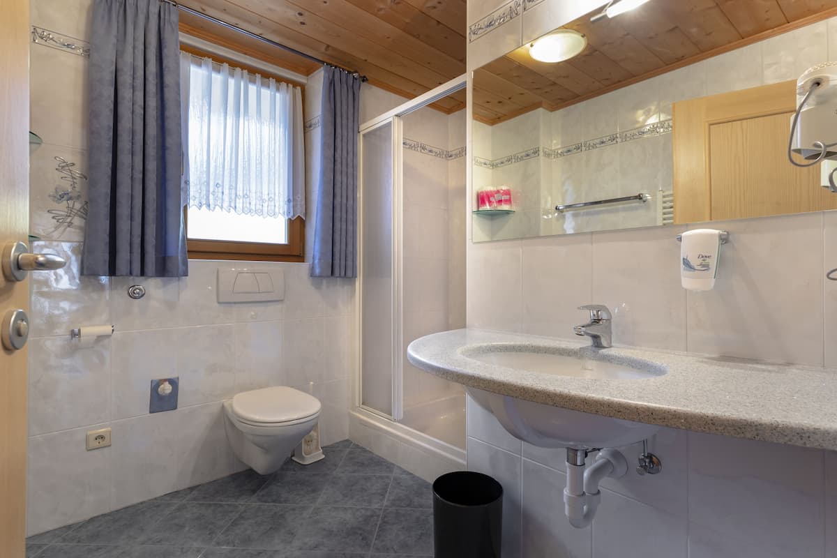 apartment gletscherblick | bathroom | free toiletries, hair dryer, bathrobes, towels